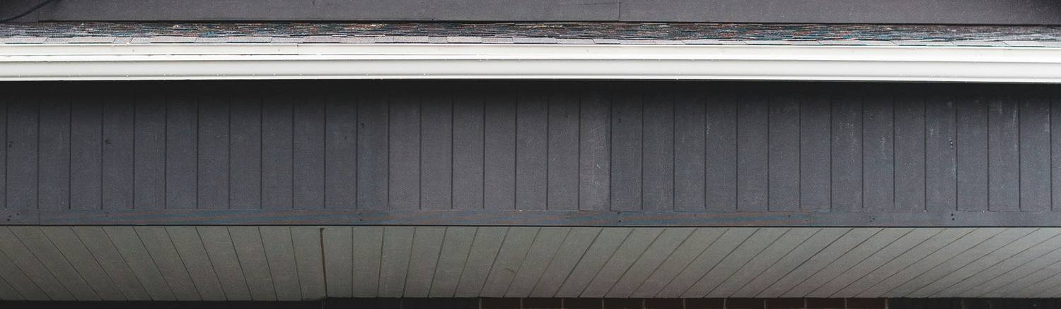 Manitoba driver getting rental car insurance at a rental counter